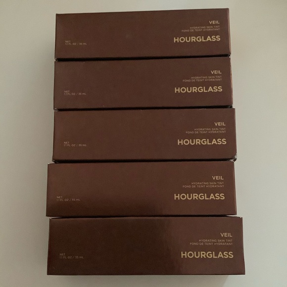 Hourglass Veil Hydrating Skin Tint - Picture 3 of 3
